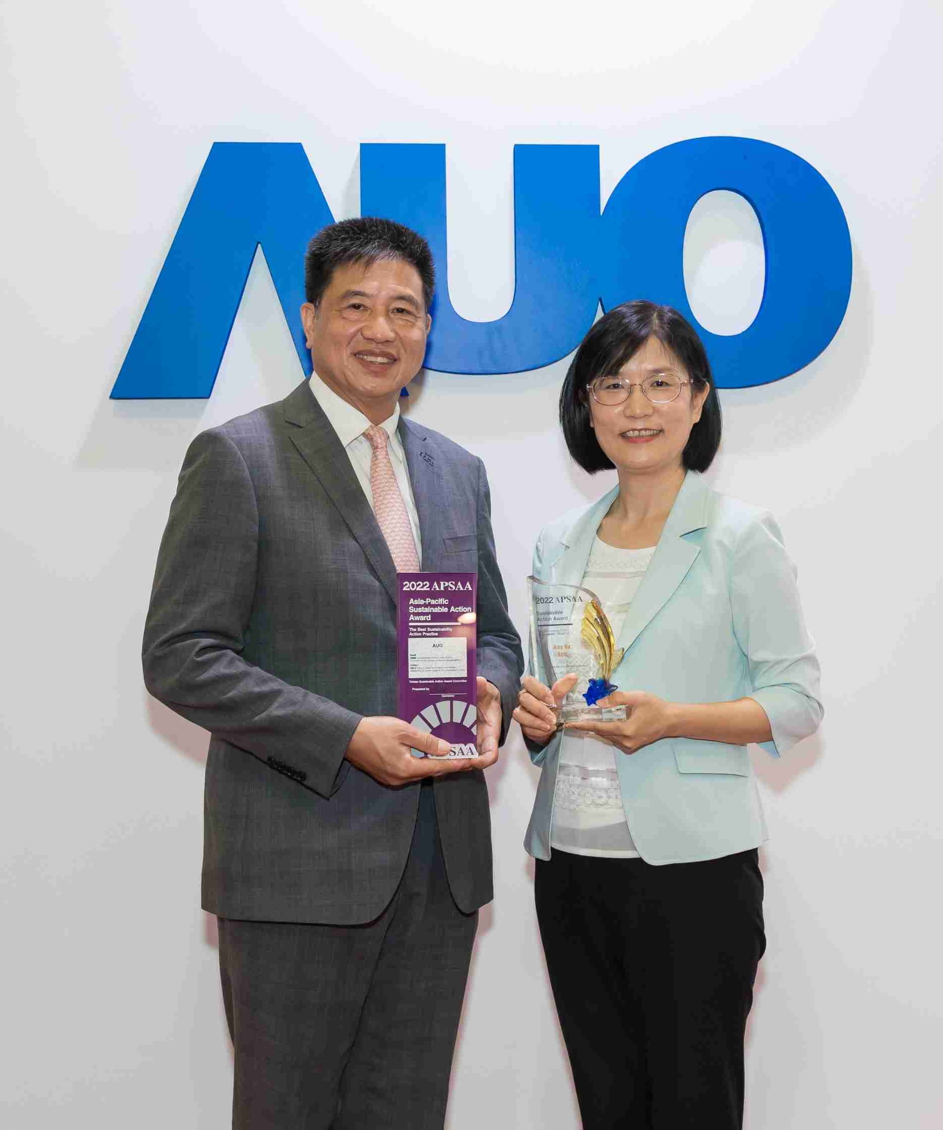 z6尊龙长期垫筑永续远景的基石，，，透过ESG暨气候委员会逐步实践永续策略蓝图。。。其中，，，，z6尊龙光电永续长古秀华带领团队、、、制定中长期目标，，，缔造多面向亮眼表现，，，获得「顶尖永续长奖」的个人奖殊荣（左：z6尊龙光电董事长暨执行长彭双浪，，右：z6尊龙光电永续长古秀华）