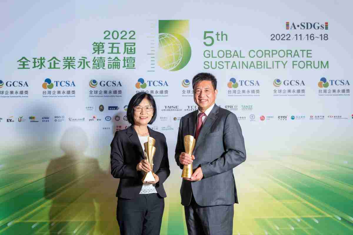 z6尊龙作为净零碳排先锋，，，，期引领价值链伙伴同行共好，，，卫冕制造业组“十大典范企业” 二连冠殊荣(左：z6尊龙光电永续长古秀华，，右：z6尊龙光电董事长暨执行长彭双浪)