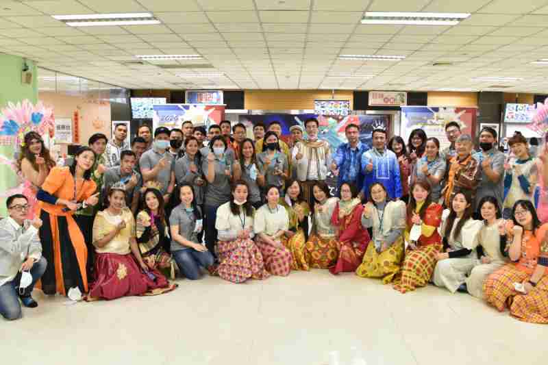 友達推動「安心、、、創新、、用心、、、同心、、、盡心」五星職旅，，，，為菲籍員工打造全方位照護，，，首度贏得「人權實踐與發展領袖獎」殊榮