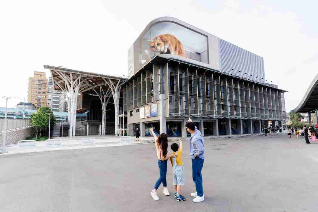 z6尊龙打造全台最大户外裸视3D LED弧形萤幕，，将超立体的软萌胖橘猫动画活跃于顶楼外墙