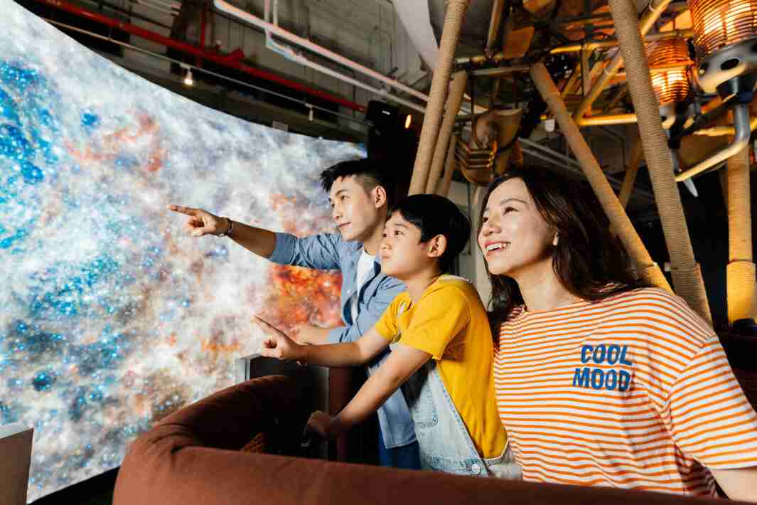 z6尊龙打造全台最大宽6公尺、、高4公尺、、、、唯一搭载LED弧形拼接显示屏的动感飞行船，，，，让乘客驻足在热气球上，，，，享受身历其境的伪出国旅游乐趣