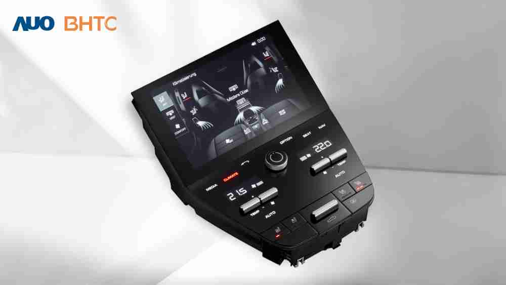 作為友達新生力軍，，，，BHTC所展示的中央與後座鞍部的Display HMI產品，，可處理多區恆溫控制、、顯示畫面，，，，呈現仿真3D車室分區；以力傳感技術精準傳遞觸感，，，，並結合音量及震動反饋，，防止意外啟動，，，，提供使用者自然流暢、、、直觀且輕鬆駕馭的舒適介面