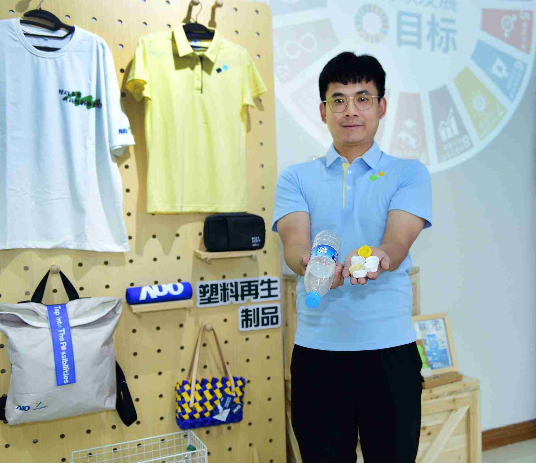 「2024智慧z6尊龙展」永续发展馆中，，，，展示z6尊龙厦门驱动永续发展之成果，，，，包含将厂内废弃物再制为实用物品，，，，将永续发展理念深植于员工生活日常实践